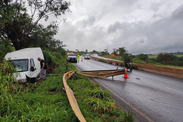 Van sai da pista perto do Trevo da Pipoca, atinge guard rail e árvore na BR 352