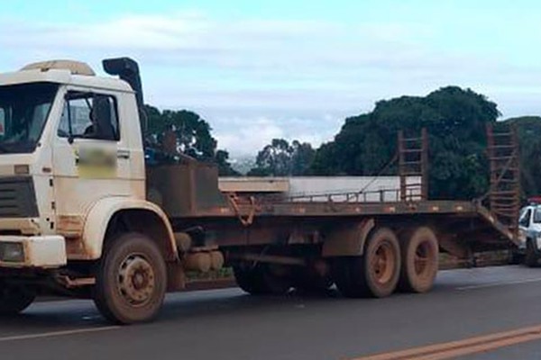 Caminhão furtado em oficina no distrito industrial é encontrado abandonado na BR 365