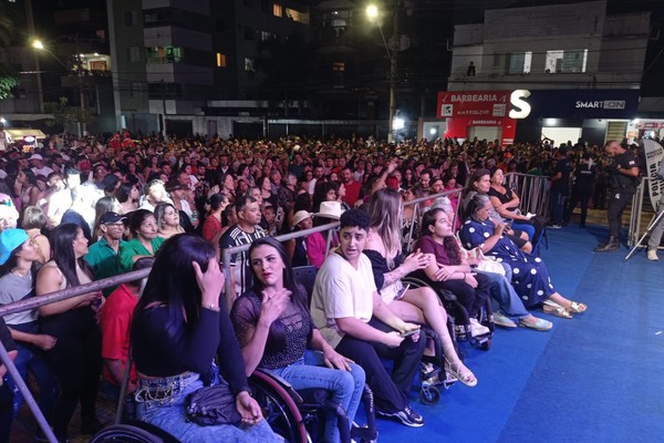 Neste ano, deficientes físicos ganharam um espaço especial à frente do palco; veja ao vivo