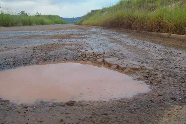 Inaugurada recentemente com muito chopp, Estrada de Pindaíbas já precisa de reforma