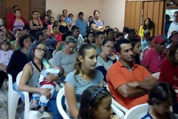 Pais de alunos deixam os filhos em casa em protesto contra mudanças em escolas municipais