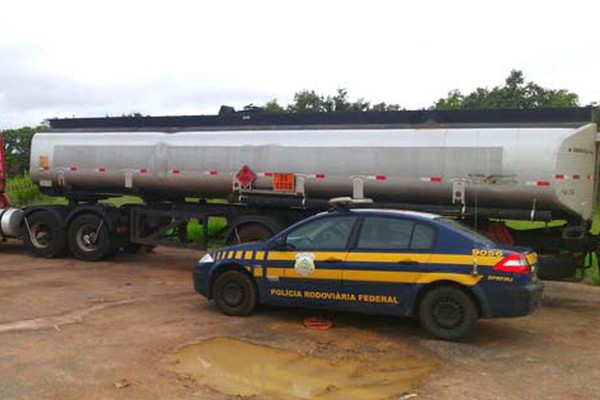 Policia Rodoviária Federal encontra carreta tomada de assalto na BR 365