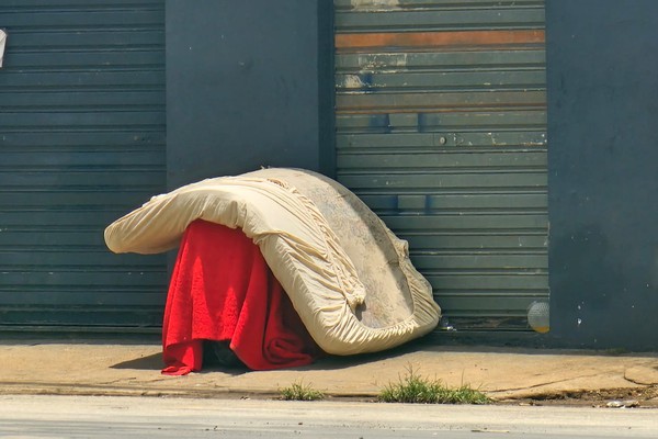 Mandar embora vai reduzir a população em situação de rua? Ações da Prefeitura vão além