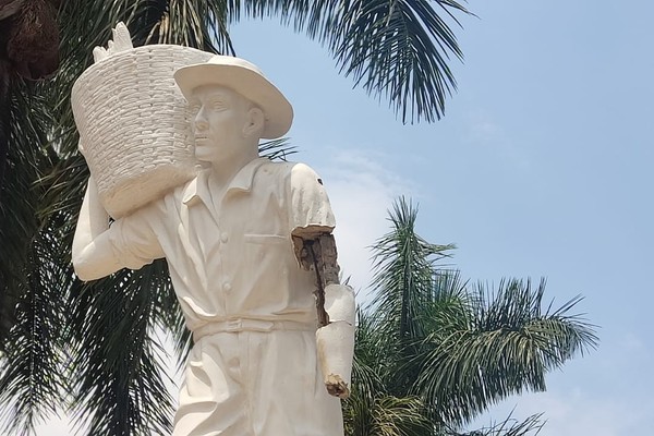 Após ficar sem a mão, monumento ao homem do campo perde mais um pedaço do braço