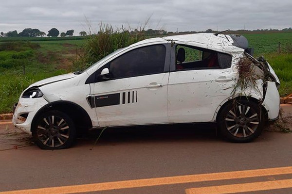 Dupla é presa por estelionato com carro roubado depois de abastecer e não pagar em Rio Paranaíba