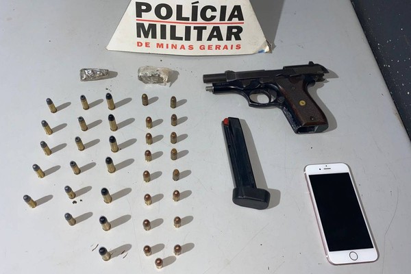 Adolescente é flagrado conduzindo moto com arma na cintura e porções de maconha no bolso