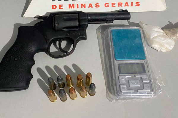 Após furto em estacionamento de supermercado, homem é preso com bicicleta, arma de fogo e munições