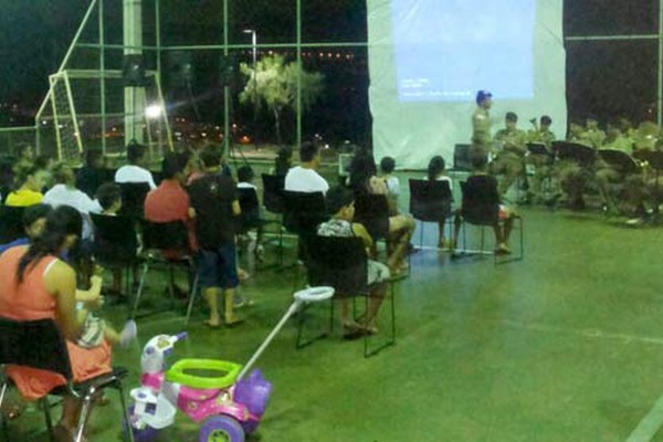 Em clima de paz, Cinema na Praça reúne dezenas de pessoas no Alto da Colina