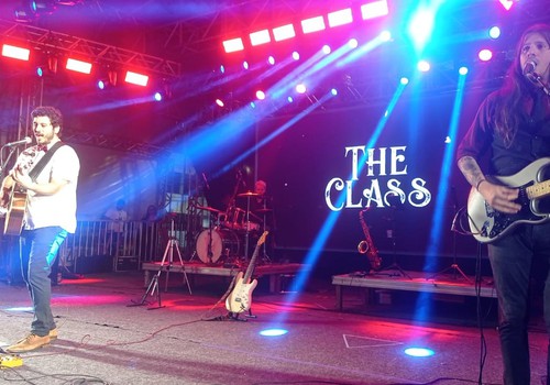 Banda The Class canta sucessos mundiais na Fenapraça e leva público de volta no tempo; veja ao vivo