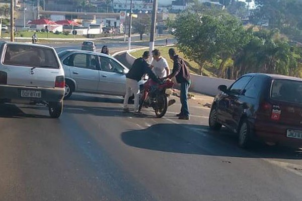 Derramamento de óleo na subida da avenida J.K provoca acidentes e causa interdição da via