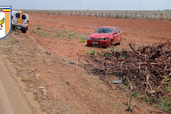 Carro sai da pista após pneu estourar e motorista de 74 anos sem CNH acaba preso