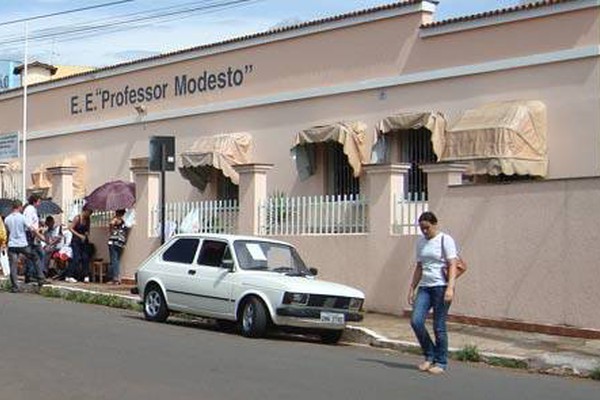 Criança ganha na Justiça o direito de estudar na Escola Estadual Professor Modesto