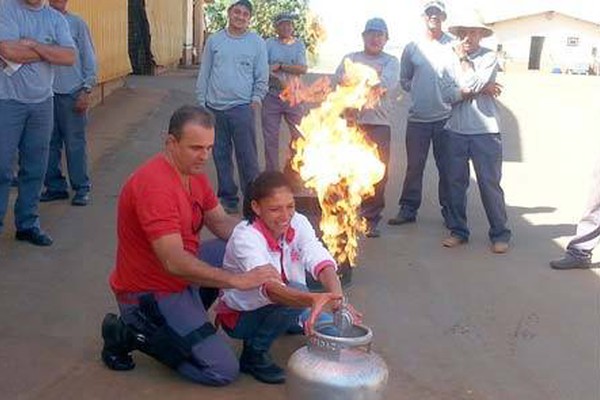 Bombeiros ministram treinamento de combate a incêndio e primeiros socorros a trabalhadores rurais