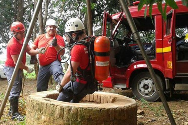 Após denúncia Corpo de Bombeiros de Patos de Minas procura por mulher desaparecida dentro de cisterna