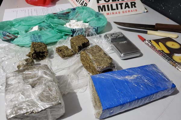 Após flagrar garota em motocicleta, PM apreende maconha, cocaína e caderneta do tráfico