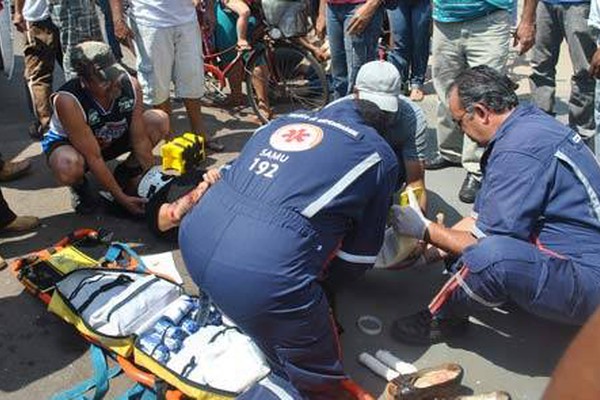 Senhora com criança na bicicleta tenta cruzar a pista e é atropelada na Av. Paranaíba