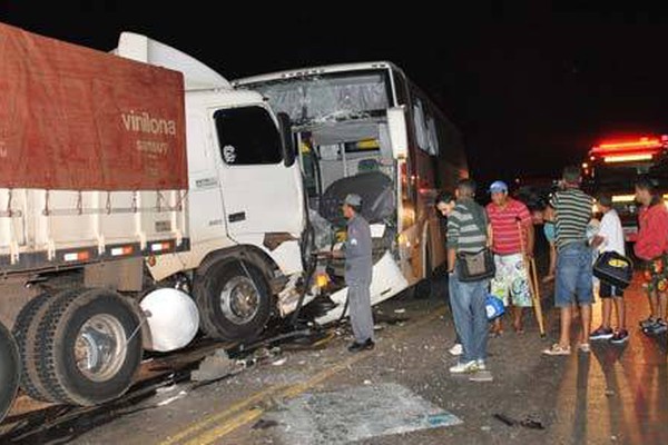 Carreta bate de frente com ônibus na BR 365 e oito passageiros ficam feridos