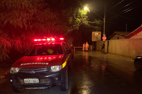 Defesa Civil e Bombeiros interditam Ponte do Arco após águas do Rio Paranaíba começarem a atingi-la