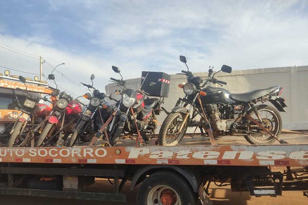 Operação da Polícia Militar remove 12 veículos em seis bairros de Patos de Minas