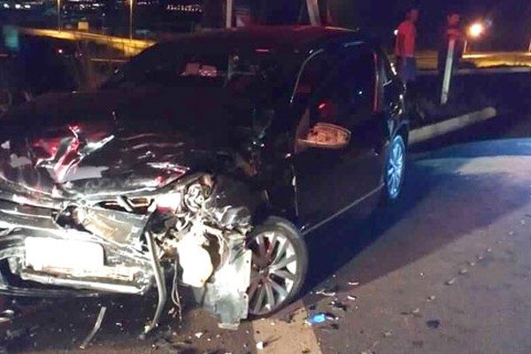 Pai morre e filho fica gravemente ferido em batida frontal entre carro e carreta no Trevo da Pipoca