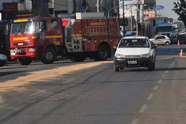 Galão tomba, óleo se espalha pela Major Gote e provoca diversos acidentes