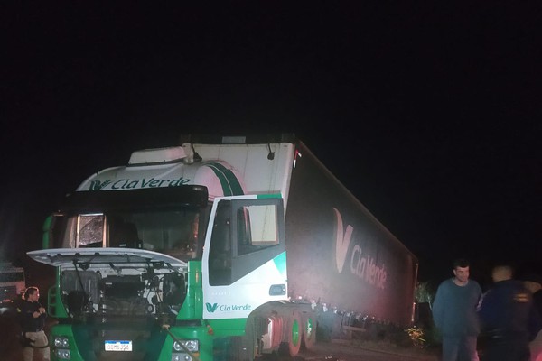 Motorista tenta manobra irregular para pernoitar, carreta dá L e interdita BR 365 por mais de 3 horas