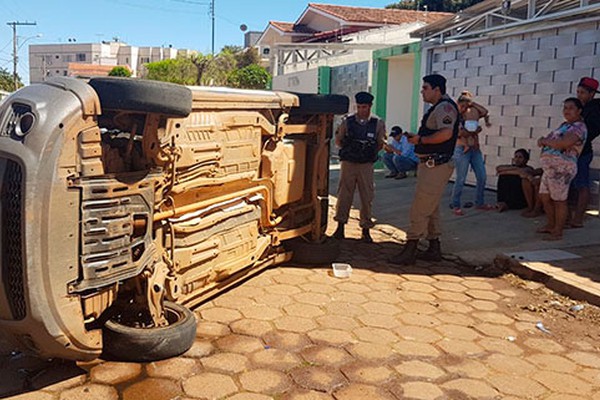 Condutora perde o controle da direção, bate em veículo parado e capota no São Francisco