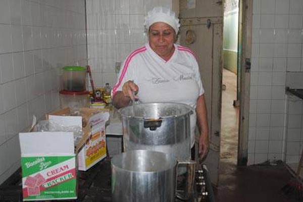 Escolas recebem R$0,30 para merenda e ainda têm que devolver uma parte