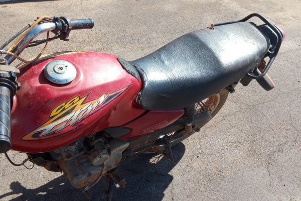 Homem é flagrado transportando motocicleta adulterada e acaba preso em Carmo do Paranaíba