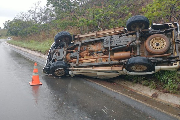 Caminhonete capota ao derrapar na MGC 354 e Polícia faz alerta a motoristas