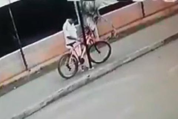 Ladrão não se intimida com grande movimentação e luz do dia e furta bicicleta no Centro; veja 