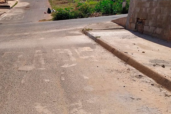 Moradores cobram sinalização em cruzamentos no Jardim Esperança; Prefeitura culpa vandalismo