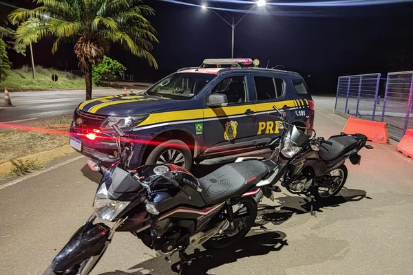 Polícia Rodoviária Federal recupera, em bagageiro de ônibus, motocicletas furtadas em São Paulo