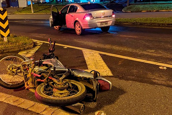 Condutora tem mal súbito, vira em local proibido e motociclista fica ferido em acidente na avenida JK