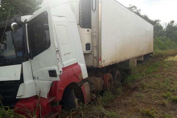 Motorista perde o controle e carreta sai da pista na MGC-354 no município de Presidente Olegário