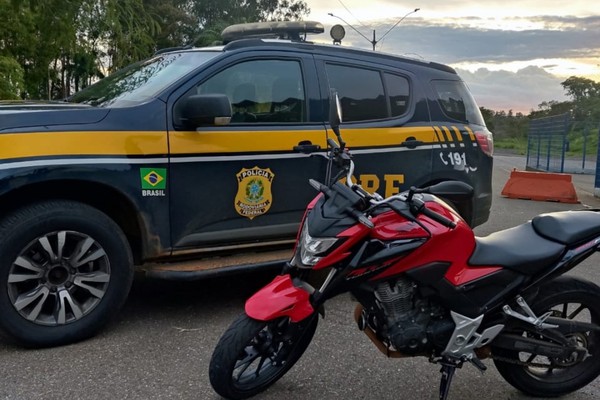 Moto furtada ontem em São Paulo é apreendida pelo Grupo Tático da PRF  em bagageiro de ônibus na BR 365