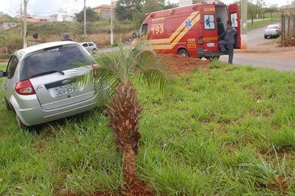 Motorista perde os sentidos após tomar diazepam e vai parar em canteiro de avenida