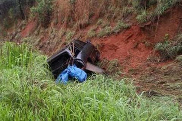 Veículo vai parar em barranco em grave acidente na BR365 perto de Varjão de Minas