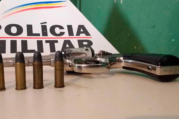 Homem se assusta ao ver a polícia, provoca acidente e é preso com arma de fogo em Patos de Minas