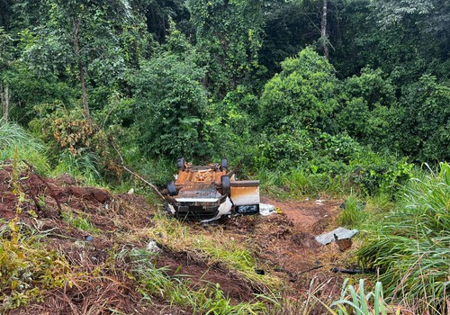 Capotamento após batida em carreta deixa uma pessoa morta e outra ferida na BR 352