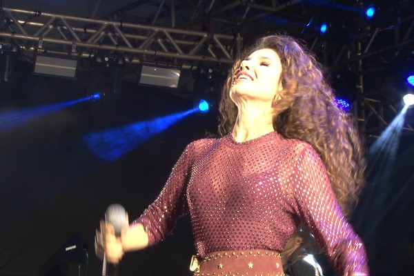 Paula Fernandes abre show com o sucesso “Não precisa” para uma multidão; veja ao vivo