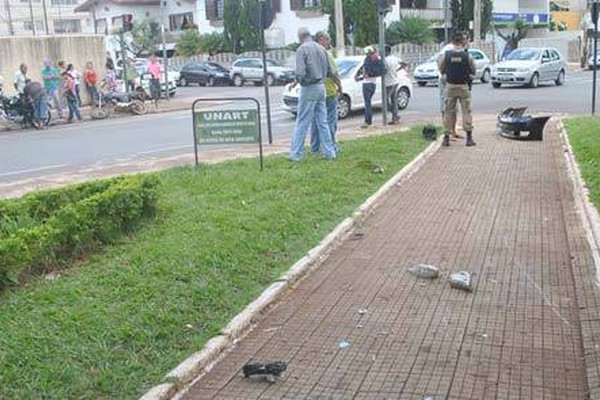 Condutor sem CNH se distrai com cigarro, avança sinal e bate no centro da cidade