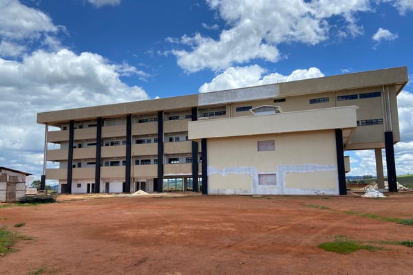 Empreiteira desiste e obras do Campus da UFU em Patos de Minas são paralisadas de novo