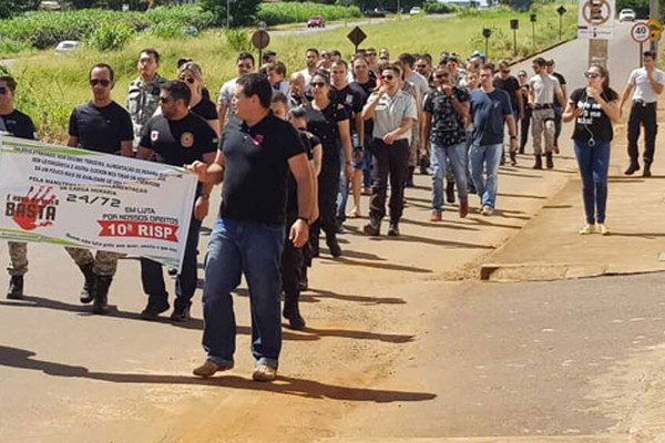 Agentes Penitenciários fazem manifestação para cobrar 13º e recebimento em dia 