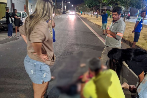 Mulher é socorrida com traumatismo craniano grave após ser atropelada por motociclista que fugiu