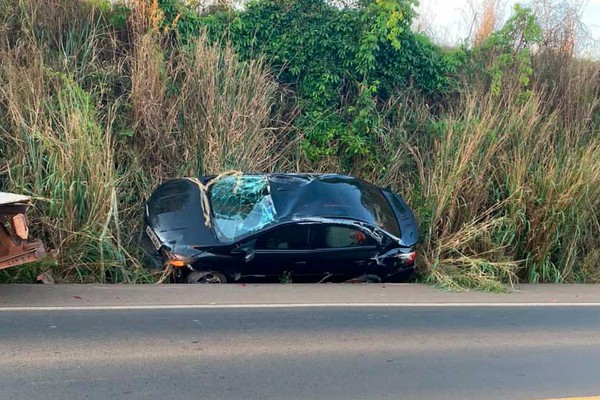 Motorista tenta desviar de buracos e capota veículo na BR 365; Samu fez o socorro dos feridos