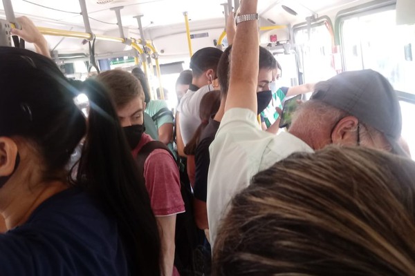 Volta às aulas presenciais tem superlotação nos ônibus e muita reclamação de passageiros