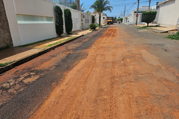 Moradores reclamam de sujeira deixada após obras em ruas do bairro Copacabana