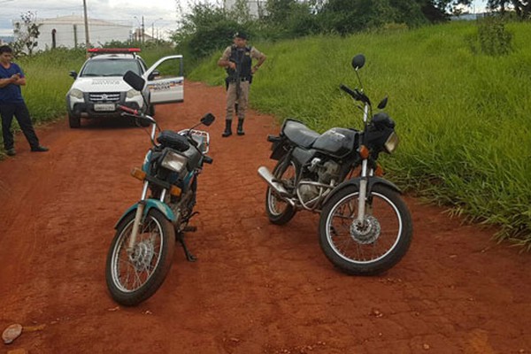 Motocicletas furtadas durante a noite são localizadas escondidas no meio do mato