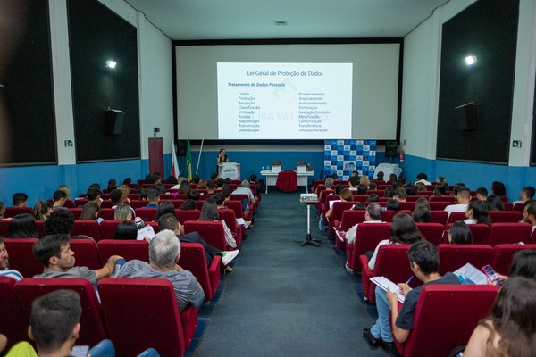 Desafios da Administração Pública são debatidos em encontro do curso de direito da FPM